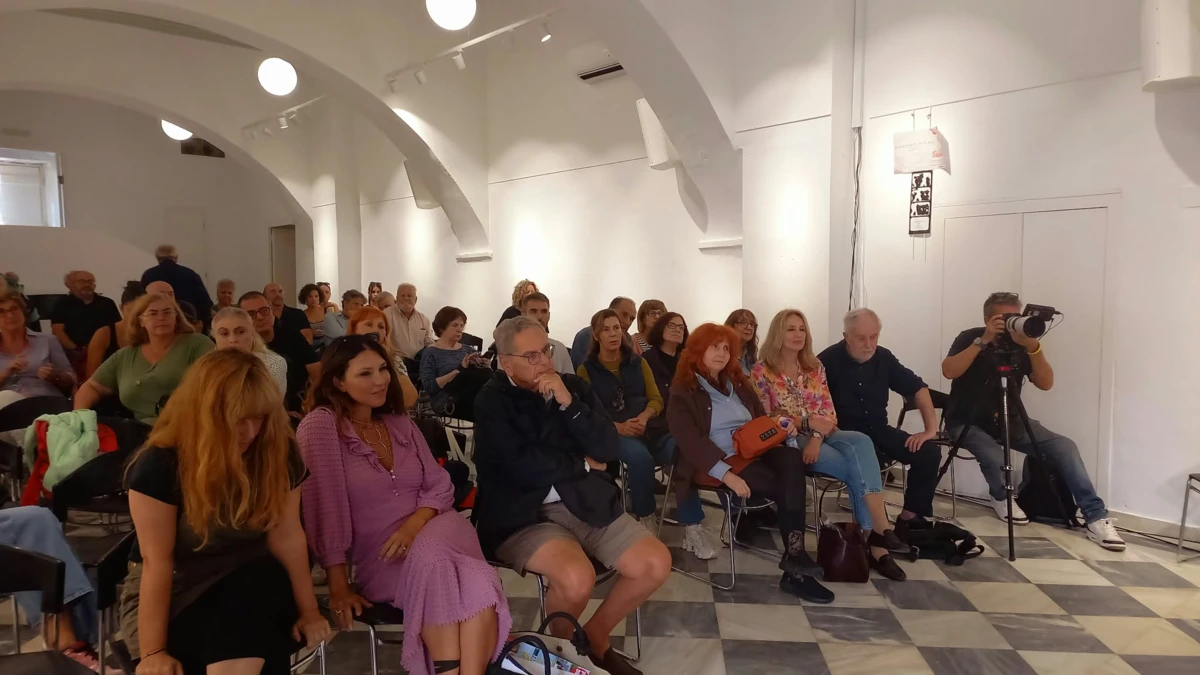 Στιγμιότυπο από το αφιέρωμα της ΟΚΛΕ στον Θανάση Ρεντζή στην Ύδρα