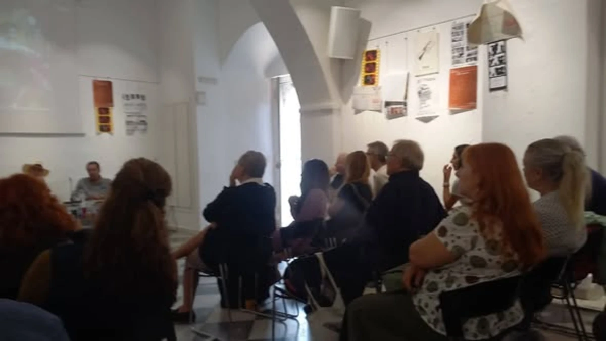Στιγμιότυπο από το αφιέρωμα της ΟΚΛΕ στον Θανάση Ρεντζή στην Ύδρα
